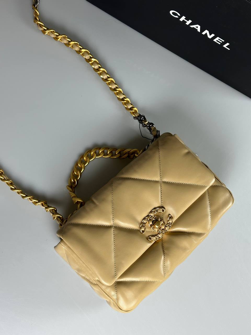 Chanel 19