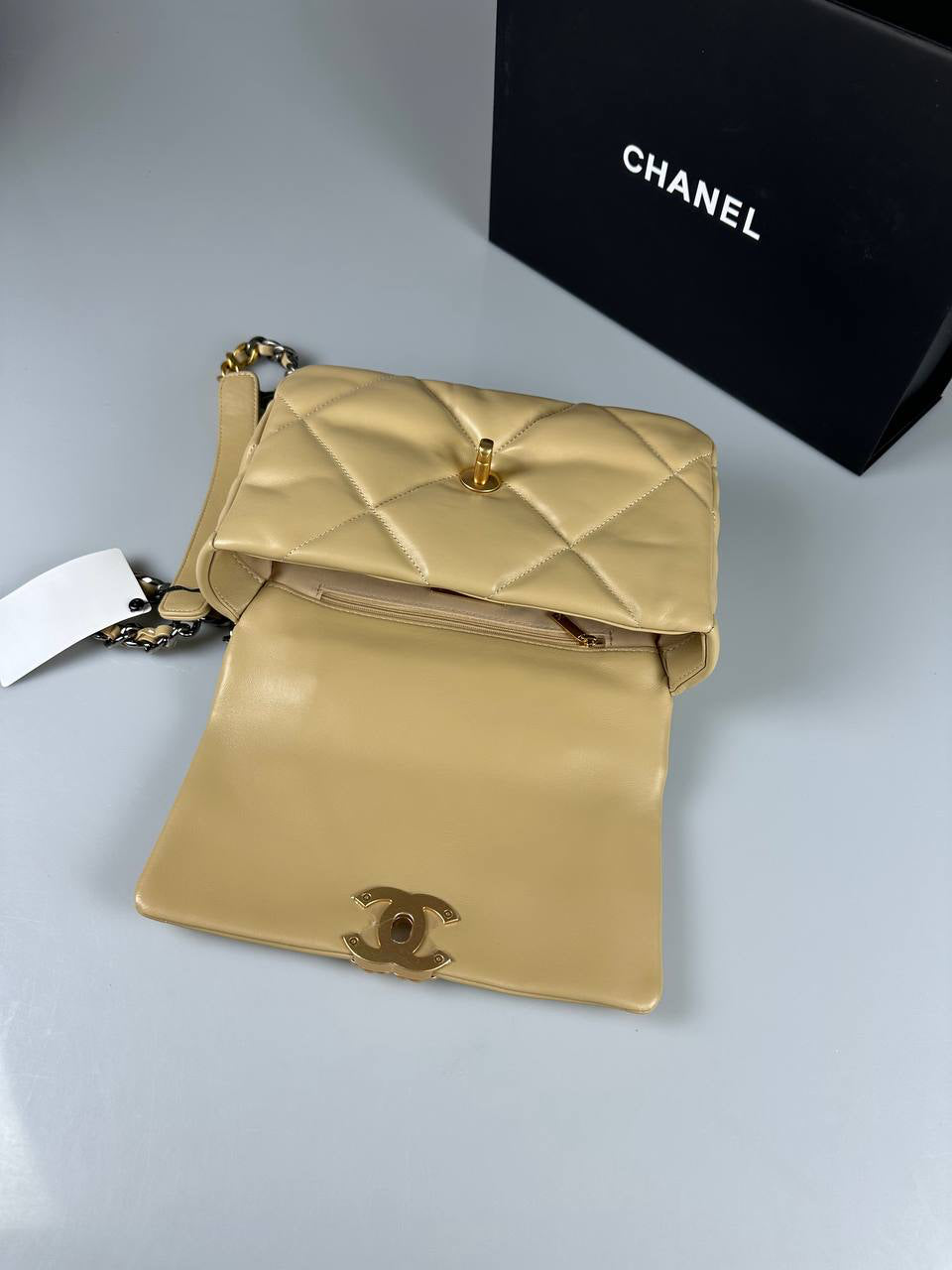 Chanel 19