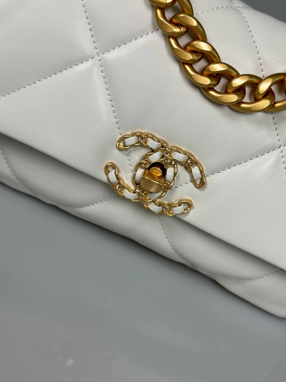 Chanel 19