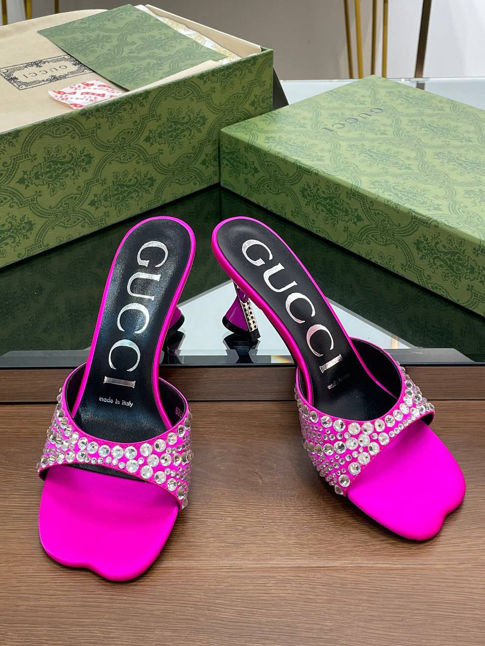 Gucci discount scarlet sandal